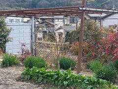 街道沿いからみた「吉備津駅」