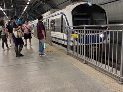やはり空港へはARLが便利。
通勤に使う人が多いからかなり混雑してました。

