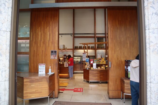 お土産はここで世界一のパンとパイナップルケーキ