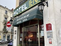 アンジェ・サン・ロー駅の裏の方の住宅街にある、ホテルイエナ。二つ星。