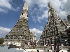 チャオプラヤ川沿いには有名なお寺が並びます。
個人的には、ここワットアルンがインパクトがあるというか印象に残ります。

