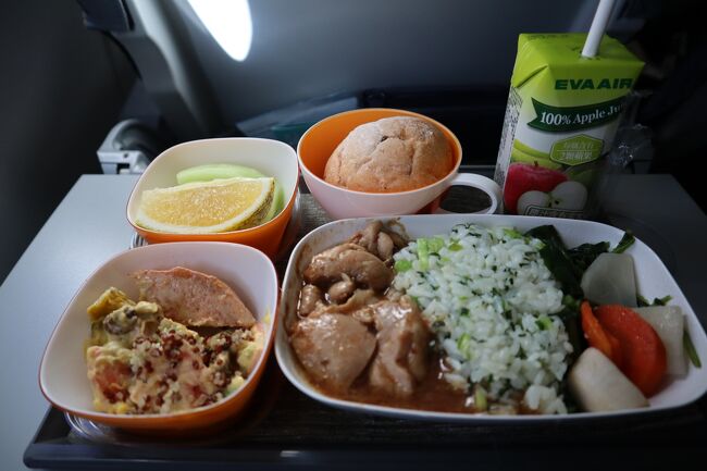 機内食<br />メインはスパイシーチキンライス