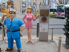 ２枚のマンホールカードをゲットしたので、
亀有へ向かいます。
駅前の『両津勘吉の像』
