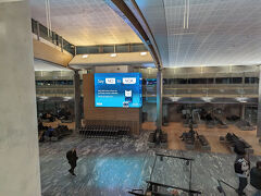 オスロ・ガーデモエン空港。今回ホテルを一つも予約していなかったため，入国審査官に怪しまれ，20分ほど足止めを食う。テントを持っていると言ったが，寒いからそんなことできないと言われた。証拠を見せろと言われたが，そんなもの機内持ち込みしているわけがないwww