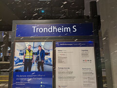 朝6時半，雪の降る中トロンハイム中央駅に到着。
