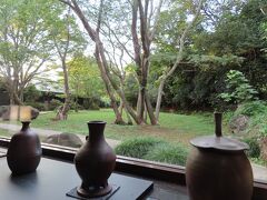 宿に到着　
チェックインしながら
中庭をみています