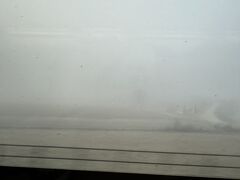 霧がすごくて外が真っ白です。

切符をチェックするスタッフさんがきたので席はここであっているのか？とドキドキしながらスマホを見せましたが、大丈夫でした。
たまたま乗ってなかっただけみたいです…よかった(^O^)

10-15分遅れくらいでテルミニ駅に到着しました！
この日はテルミニ駅に近いホテルではなく、この後も予定が詰まっていたので、荷物預かり所で手荷物を預かってもらいます！