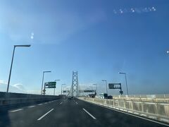 明石海峡大橋遠渡って、淡路島に向かいます。