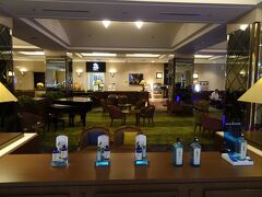 「ホテルロビー」にある「ロビーラウンジ」の前を通って。。。