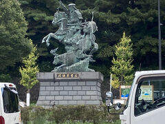 小田原駅北口（新幹線側）の広場にある北条早雲像。
