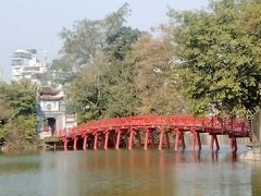 ホアンキエム湖に建つ「玉山祠」です。
大亀がもたらした神剣で15世紀に中国明軍を打ち破った伝説があるそうです。
