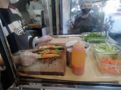 ハノイ旧市街にある「Banh Mi 25」です。
以下、HP引用です。
「2014年12月12日に、若者のフォンさんと妻のハさんは、自分たちのバンミ屋台を開く冒険に乗り出すことを決意しました。店名を何にするかという問題になると、二人の人生で多くの最初の出来事が始まった家の番地である25という数字以外に、シンプルでありながら意味のある名前は思いつきませんでした。BANH MI 25 の屋台は、12 月のその日から Hang Ca 通り 25 番地にありました。」