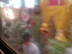 列車内から、ハノイ駅北側の線路わきのカフェを撮りました。(^^;)