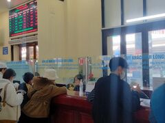 ハノイ駅の切符売り場です。
有人改札は3つで、自動券売機が1つありました。