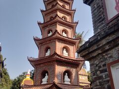 同じく西湖に建つ「鎮国寺」は1,500年以上の歴史があり、ハノイの象徴とされているそうです。
観光ルートの様で、多くのツアー客が訪れています。