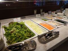 おはようございます！！。

いきなり朝食です（笑）。
朝食会場は、ディナーをいただいた「カフェダイニング パームツリー」で♪。

「サラダコーナー」。