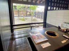 米沢駅目の前の「米澤牛DININGべこや」でお昼にします。
雰囲気のいい個室！