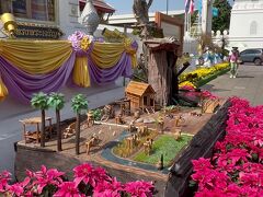 ワットポーの東側に着きました。

写真のこの模型、動いてます。
人は田植えをし、鳥は何かをついばんでます。
率直にすごい！