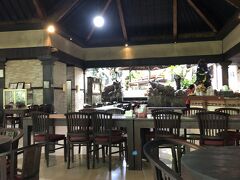 イブ オカのバビグリンを食べに。王宮の横にある方ではなく、王宮の裏側にある方（イブ オカ３）に行きました。かなり細い道の突き当たりにあります。遅い時間に行くと売り切れると口コミにありましたので、11時過ぎに行きましたが客は誰もいませんでした。食べ終わる頃に1組入って来ましたが。