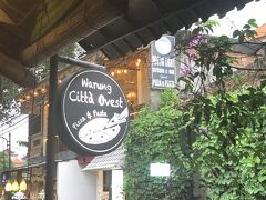 ホテルに帰った後、雨の中プールでちょっとだけ泳いでみたりして休憩。レストランでのアフタヌーンティサービスも、デザートが充実していた。

さて、今日はダンスを観るので早めに夕食を。
デウィシタ通りのワルン チッタ オベストへ。席数が少ないので心配だったが、18時頃から利用して特に満席になることはなかった。ダンスの後の方が多いのかな。