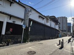 石垣の上に建てられた土蔵が道に面して続くのが四間道独特の風景をつくっています。