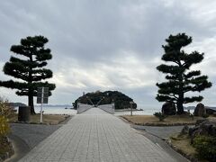 やはり、渡ってお参りすることににしました。