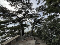 竜神岬。ここから時計回りに島の周囲を歩いて竹島橋のところまで戻りました。時計回りのほうが足場がいいような気がしていつも時計回りに行くんですが、、反時計回りのほうが橋までの距離が短いみたい。今度来ることがあれば反時計周りに回ってみよう。右回りも途中アップダウンがあってなんだかとても疲れました。