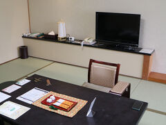 フロントで館内の説明を受けて終了で、仲居さんが部屋まで案内してくれるタイプではない。
フロントは一部アジア系の外国人も業務しており、発音は完ぺきではないにしても丁寧な言葉使いで、頑張ってる感アリアリ。
部屋は最上階にアサインされた。一通りチェックを始める。