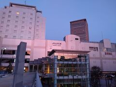今日は「Activity Japan」のサイトを通して、送迎付きの現地ツアーを申し込んであります。待ち合わせの時間まで山形駅の待合室で待たせてもらいました。