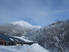 9:33、蔵王ライザワールドに到着し、現地集合のツアー客とも合流しました。今日のツアーは、客が10名、ガイドが２名の総勢12名です。身支度を整え、10:25に出発しました。