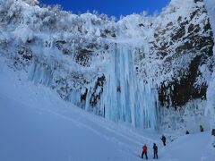 急坂を下ると、11：41、仙人沢の氷瀑が見えてきました。わ～、これはすごい！
スケール、美しさ、どちらをとっても、今まで見た氷瀑より抜きん出ています。(それほどたくさんの氷瀑を見ているわけではありませんが…)
仙人沢アイスガーデンはアイスクライミングの人気スポットでもあるので、中央の氷柱に一人、この角度からは隠れて見えない右側の氷柱にも何人かのクライマーが挑戦していました。
