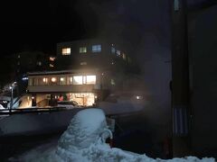 さて、帰りのバス乗り場に向かいますか…。
温泉街はあちこちから湯気が立ち昇っています。