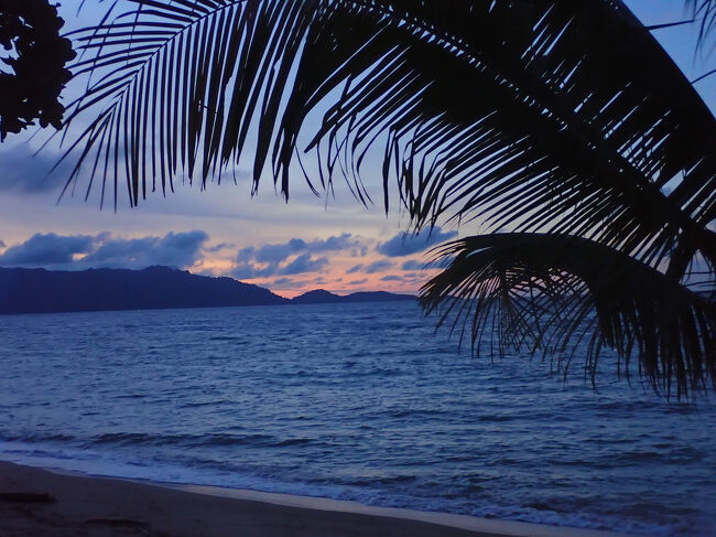 2024/12/4(水) 雨<br />バンダ・ネイラ、ハッタ島3日目。<br />嵐の中。<br />ーーーーーーーーーーーーーーーー<br />12/3の日が落ちて、