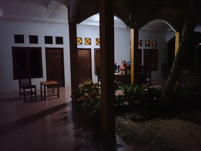 夕食に行きます。