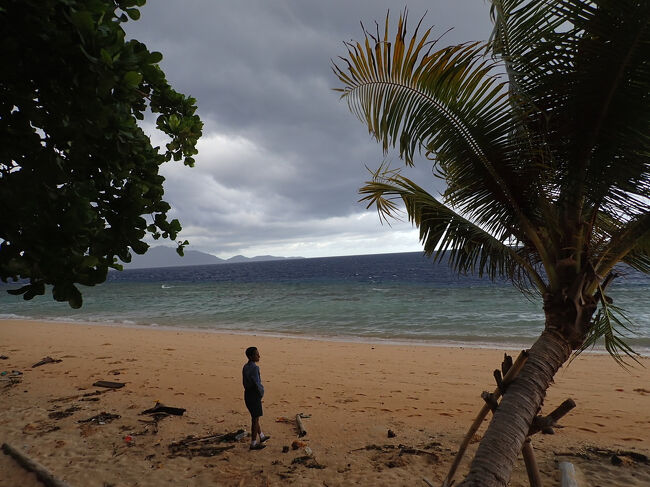 8:00<br />どんよりとした曇り空です。<br />インドネシアの12月は雨季の始まりです。