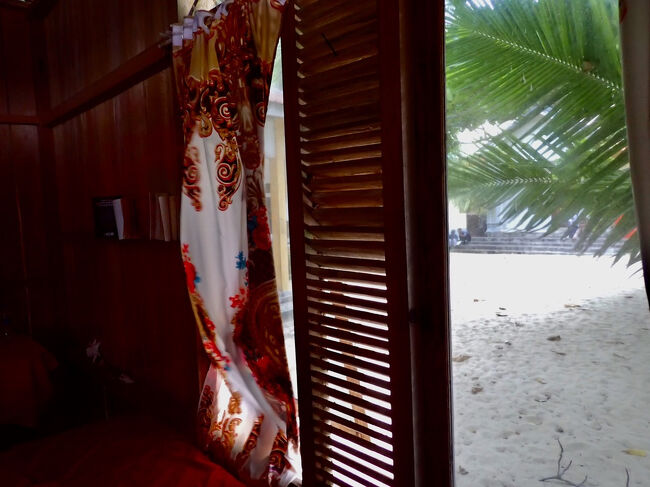 カーテンがバタバタとはためきます。