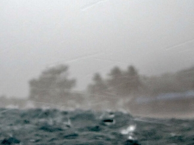 海の上は嵐の下です。