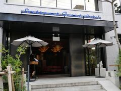 「SOUTHWEST GRAND HOTEL」

空港からゆいレール「県庁前」で下車、国際通りを
5分ほど歩きホテルに荷物を預けて国際通りに繰り出す～


