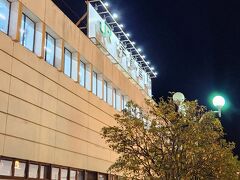 まずは初めての宇都宮駅（画像は夕飯を食べに行ったときのもの）です
ペデストリアンデッキが大きめ（広め）でわかりやすく歩きやすいです
