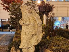 駅（西口）のペデストリアンデッキにある餃子像。。。
足？手？がありますが顔？頭？はないのかな＾＾；
と思って調べたら餃子の皮をまとったヴィーナス像なんですね
風化？しているようで…夜だったこともありちょっとよくわかりませんでしたｗ