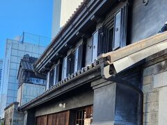 翌朝、ホテルから歩いて２０秒のところにある旧篠原家住宅です
1895年（明治28年）に建てられた商家です
宇都宮を代表する旧家だったそうで。。。大谷石の防火壁のおかげで戦火を耐え抜いた建造物なんだそうです
１００円で見学できます