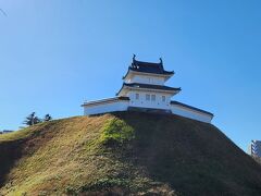 バス停から歩いて３分ほどでお掘りの前に到着しました
お掘り越しに見えるのが清明台です
