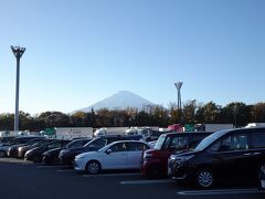 足柄ＳＡで休憩です。

駐車場から富士山が見られるなんて、贅沢なＳＡですねー。