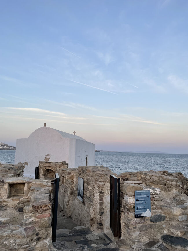 朝焼けで淡い黄色とピンクに染まった空と、白い建物のコントラストがとても美しいです。