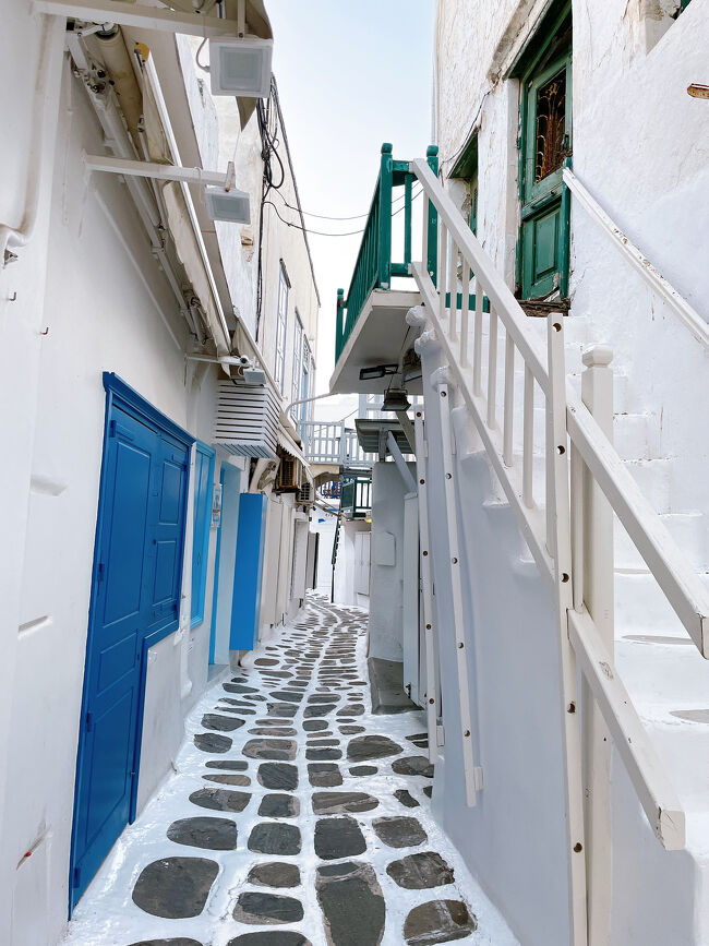 人気のないしーんと静まり返った路地は、観光客で賑わっていた昨日の昼間とは違った雰囲気。