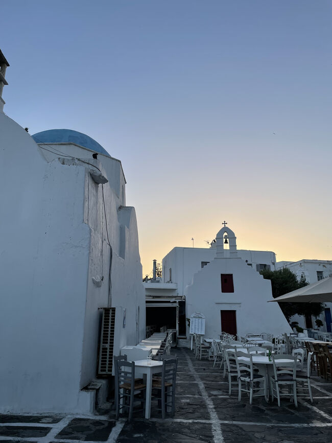 誰もいないレストランの椅子と教会、朝焼け…