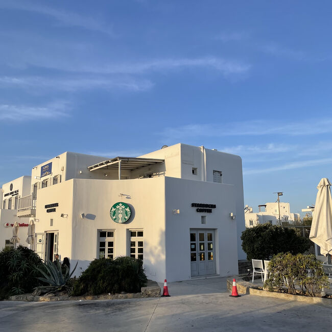 交通量の多い道に出てしばらく進むとスタバがありました。<br />辛い道のりでしたが到着できてよかったです。<br />建物が白くてミコノス仕様です。