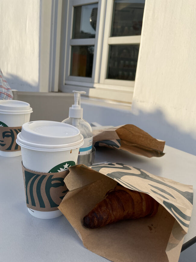 クロワッサンとアメリカーノを注文しました。<br />メニューは普通のスタバで、来るまでの道もきつかったしミコノスタウンのカフェが開くのを待っても良かったかな…とちょっと思いましたが、白い建物が可愛かったのでよしとします笑