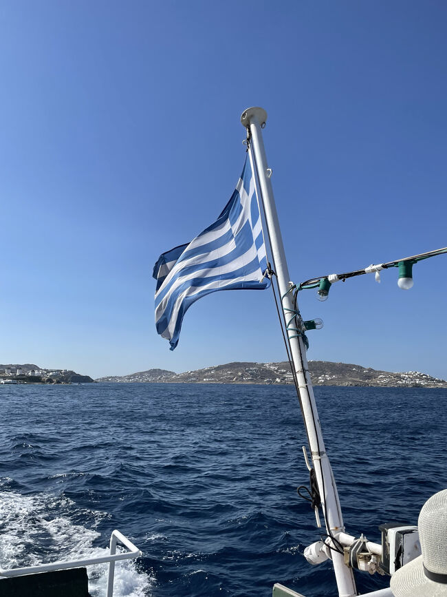 12:10のフェリーでサントリーニ島へ向かうため、1時間前には船着場にいよう！ということで10:30のシーバスで大型船が発着するニューポートへ向かうことにしました。