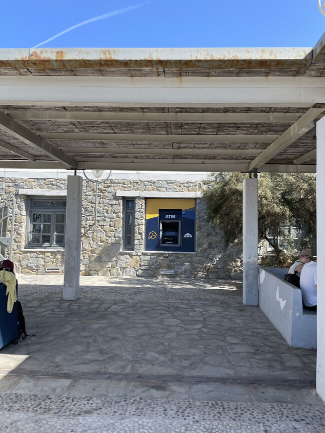 昨日到着した時はシーバスを目指して一直線だったためよく見ていませんでしたが、待合所には石の椅子が並んでいました。<br />少し歩いたところにあるレストランでお昼を食べるか迷いましたが、時間が微妙だったので売店で飲み物を買いました。